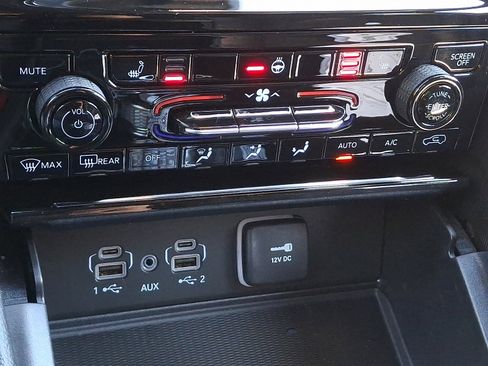 New 2025 Jeep Grand Cherokee Altitude image 10