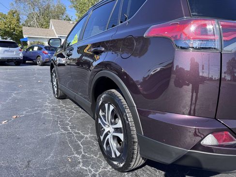 Used 2018 Toyota RAV4 LE image 15