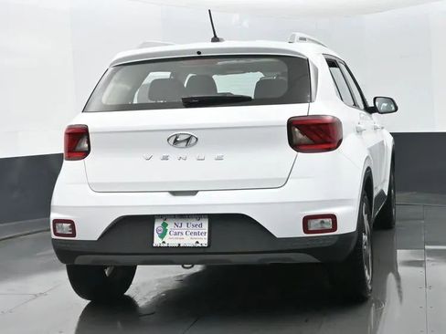 Used 2025 Hyundai Venue SEL image 8