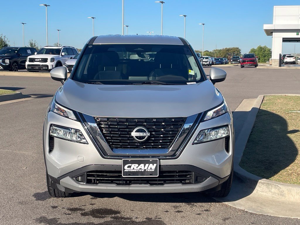 Used 2023 Nissan Rogue SV FWD image 2