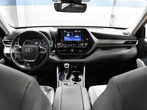 Used 2022 Toyota Highlander XLE image 2