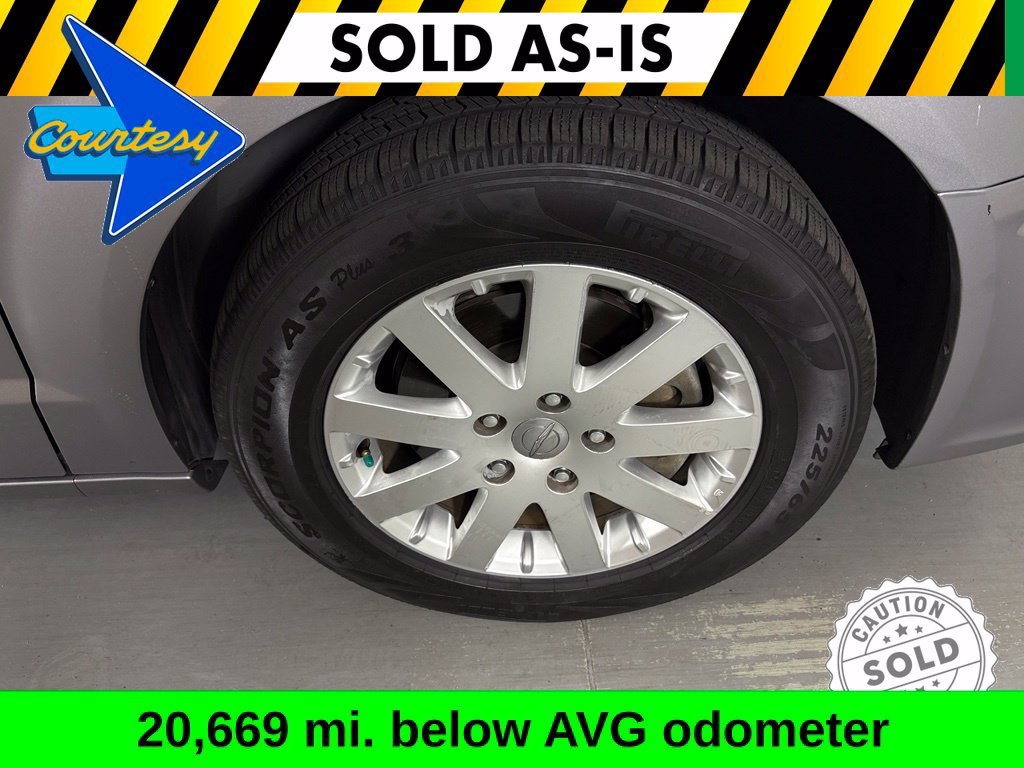 Used 2014 Chrysler Town & Country Touring FWD image 9