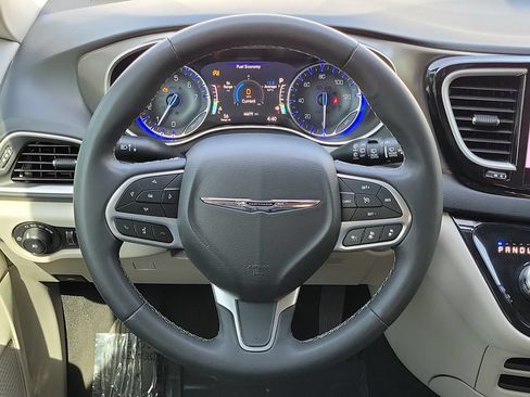 Used 2023 Chrysler Pacifica Touring-L FWD image 21