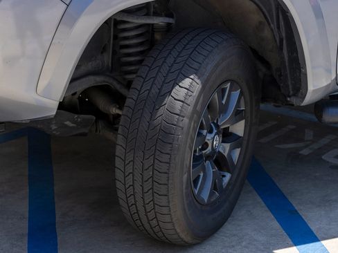 Used 2021 Toyota Tacoma SR5 AWD/4WD image 34