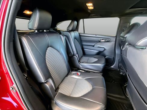Used 2022 Toyota Highlander XSE FWD image 21