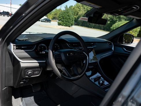 New 2025 Jeep Grand Cherokee Altitude image 13