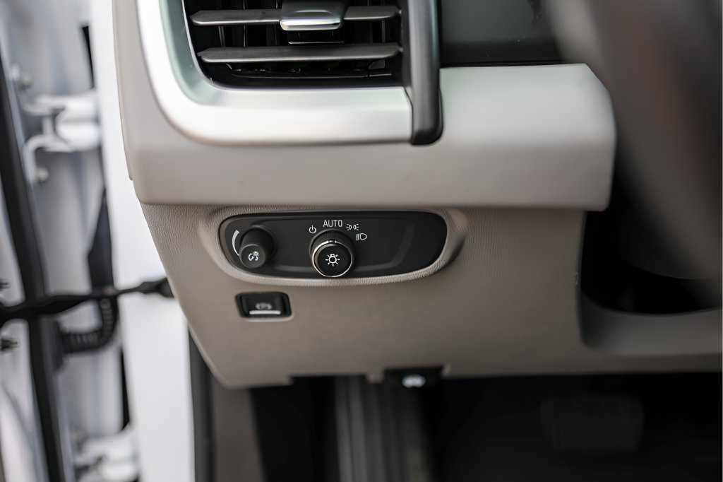 Used 2022 GMC Terrain SLE w/ Driver Convenience Package FWD image 17