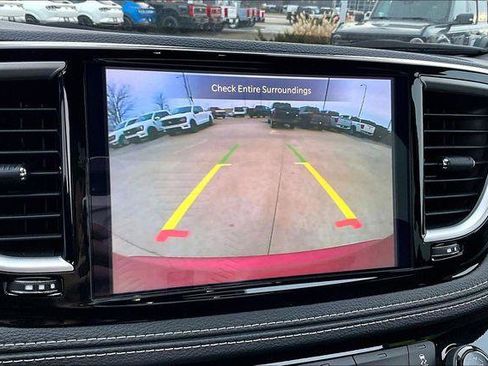 Used 2025 Chrysler Pacifica Select image 15