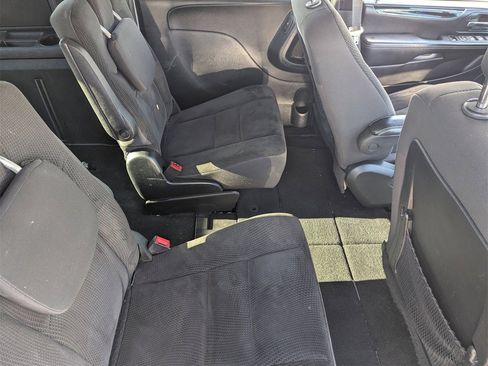 Used 2018 Dodge Grand Caravan SE image 11
