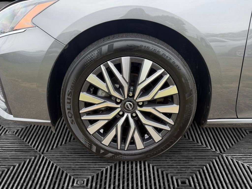 Used 2025 Nissan Altima 2.5 SV FWD image 13