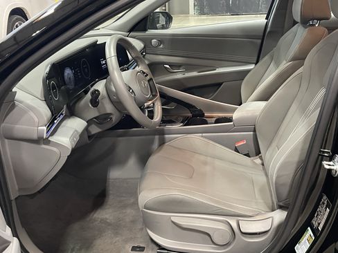 Used 2025 Hyundai Elantra SEL FWD image 11