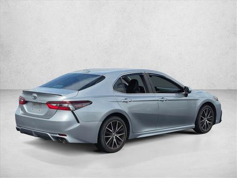 Used 2021 Toyota Camry SE FWD image 3