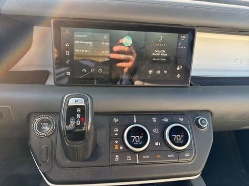 Used 2023 Land Rover Defender 110 SE image 14