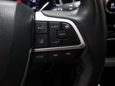 Used 2022 Toyota Highlander XLE image 28