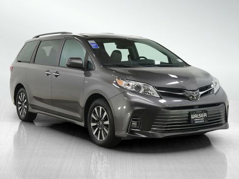 Used 2018 Toyota Sienna XLE image 7