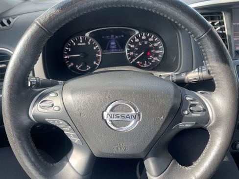 Used 2019 Nissan Pathfinder SL AWD/4WD image 14