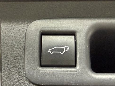 Used 2024 Toyota Highlander LE image 12