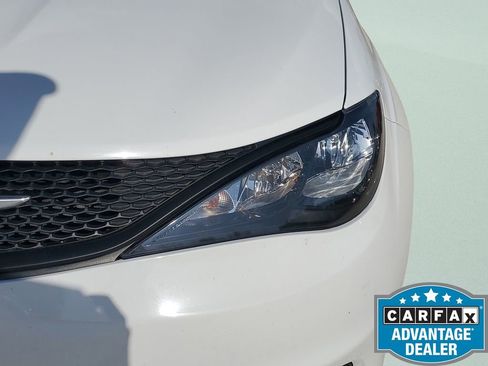 Used 2024 Chrysler Voyager LX image 10