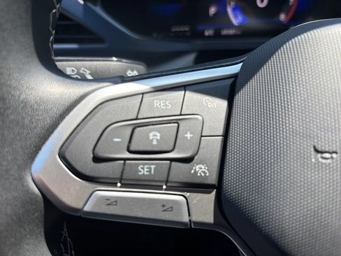 Used 2023 Volkswagen Taos SE w/ Panoramic Sunroof Package FWD image 19