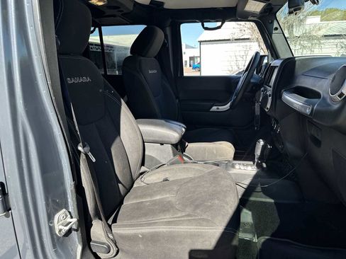 Used 2017 Jeep Wrangler Unlimited Sahara w/ Connectivity Group image 19