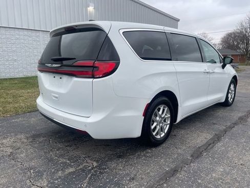 Used 2024 Chrysler Pacifica Touring-L FWD image 14