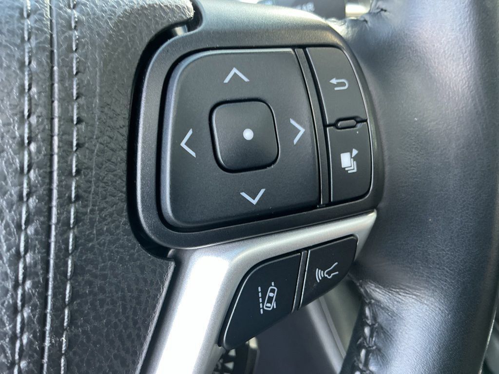 Used 2019 Toyota Highlander XLE AWD/4WD image 26