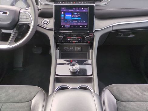 Used 2025 Jeep Grand Cherokee Altitude image 18