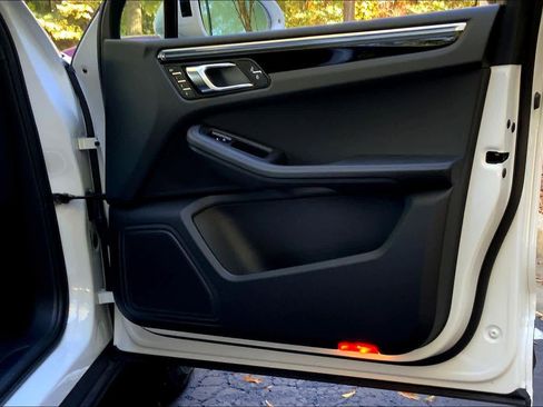 Used 2025 Porsche Macan image 21