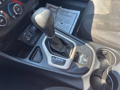 Used 2018 Jeep Cherokee Latitude w/ Altitude Package FWD image 19