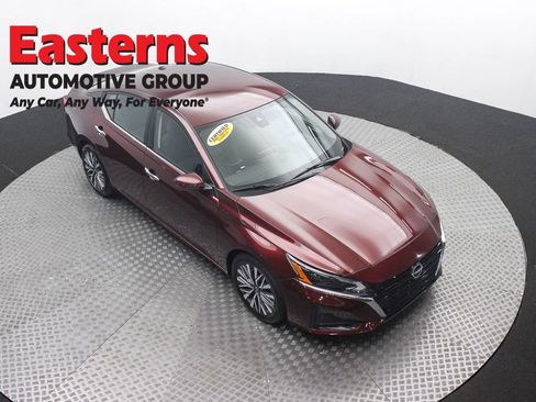 Used 2023 Nissan Altima 2.5 SV FWD image 3