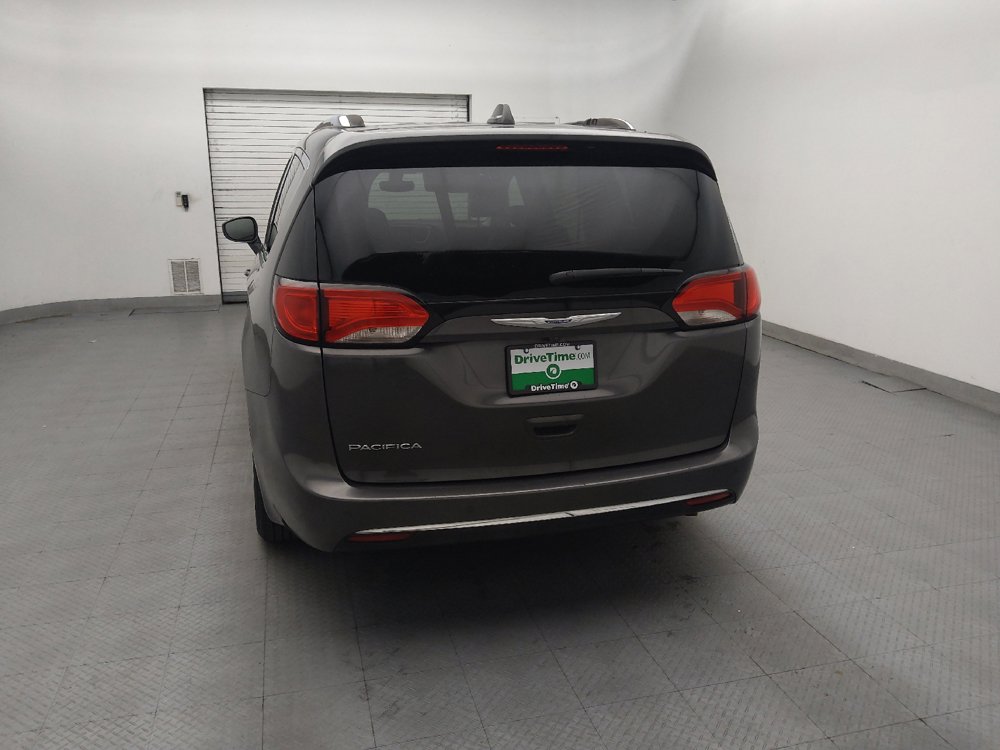 Used 2020 Chrysler Pacifica Touring-L FWD image 6