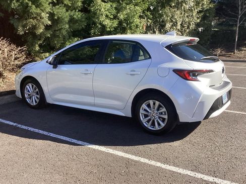 Used 2025 Toyota Corolla SE w/ SE Package image 8