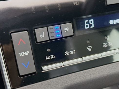 Used 2019 Toyota Avalon Limited image 22