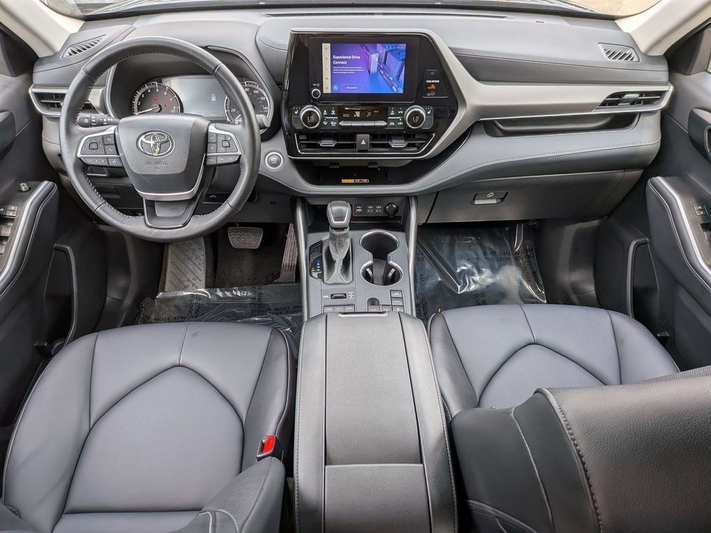 Used 2026 Toyota Highlander XLE AWD/4WD image 4