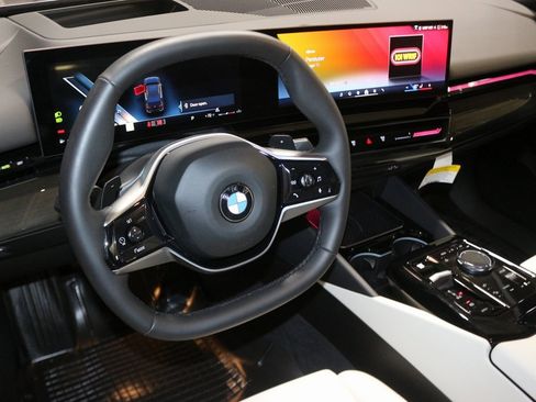 Used 2025 BMW 530i xDrive w/ Premium Package image 17