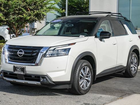 Used 2022 Nissan Pathfinder SL image 3