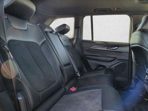 Used 2025 Jeep Grand Cherokee Laredo image 19