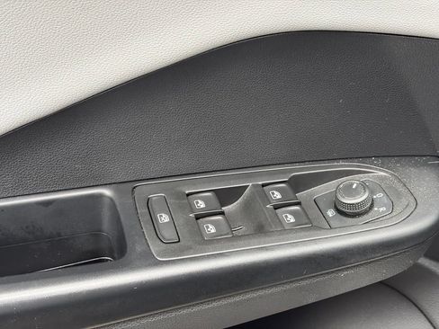 Used 2022 Volkswagen Taos SE FWD image 6