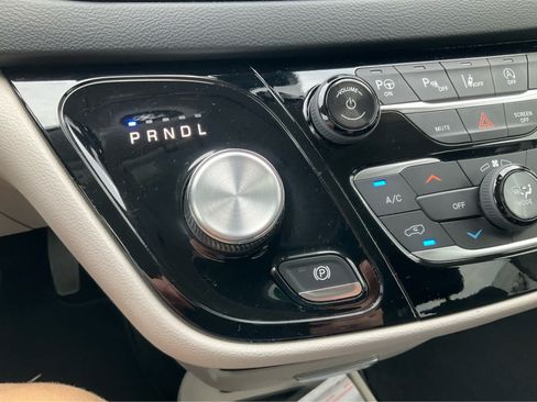 Used 2019 Chrysler Pacifica Touring Plus w/ Advanced Safetytec Group FWD image 12