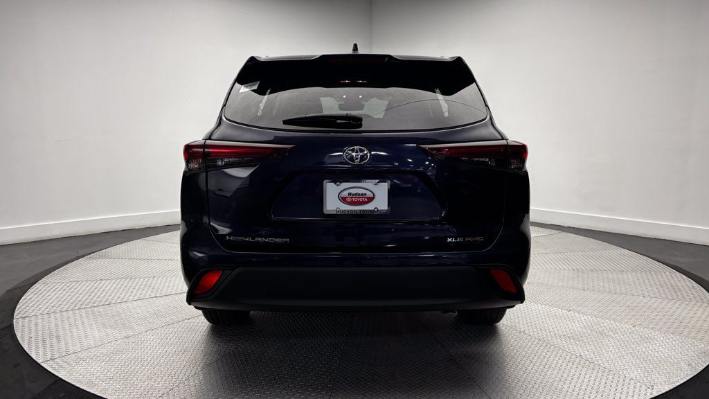 Used 2025 Toyota Highlander XLE AWD/4WD image 39