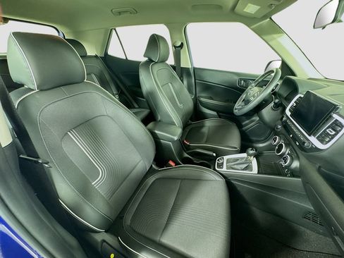 Used 2025 Hyundai Venue Limited FWD image 28