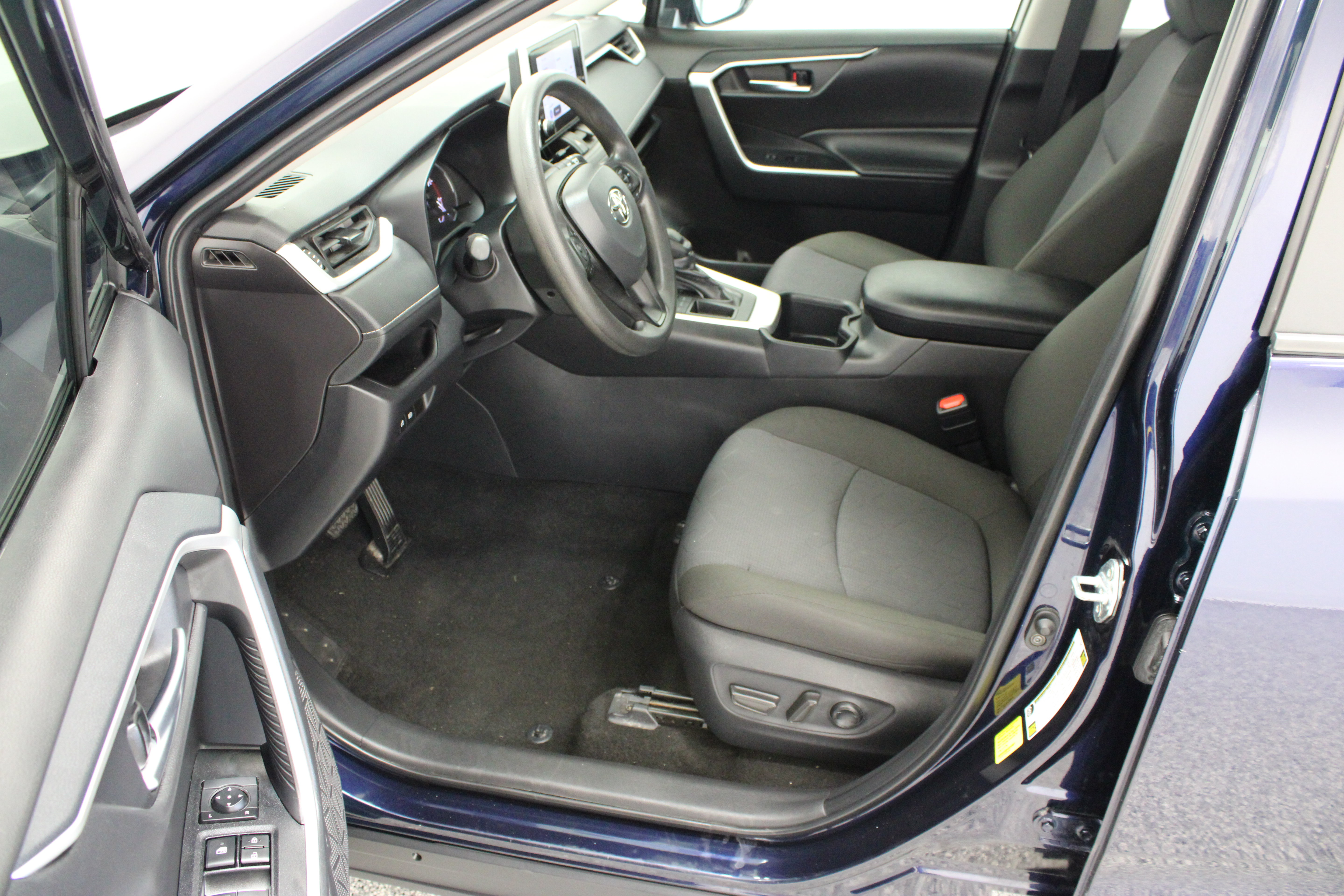 Used 2025 Toyota RAV4 XLE FWD image 14