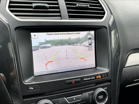 Used 2018 Ford Explorer XLT w/ Equipment Group 202A AWD/4WD image 29