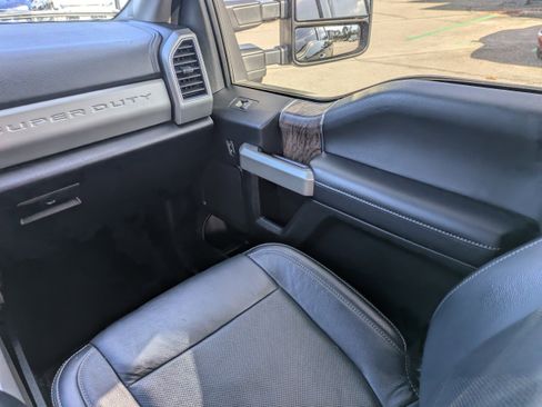 Used 2019 Ford F250 Lariat w/ Chrome Package image 18