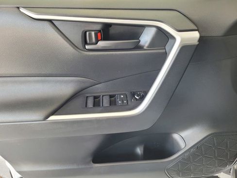 Used 2022 Toyota RAV4 LE AWD/4WD image 18