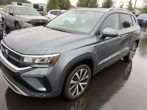 Used 2022 Volkswagen Taos SE FWD image 2