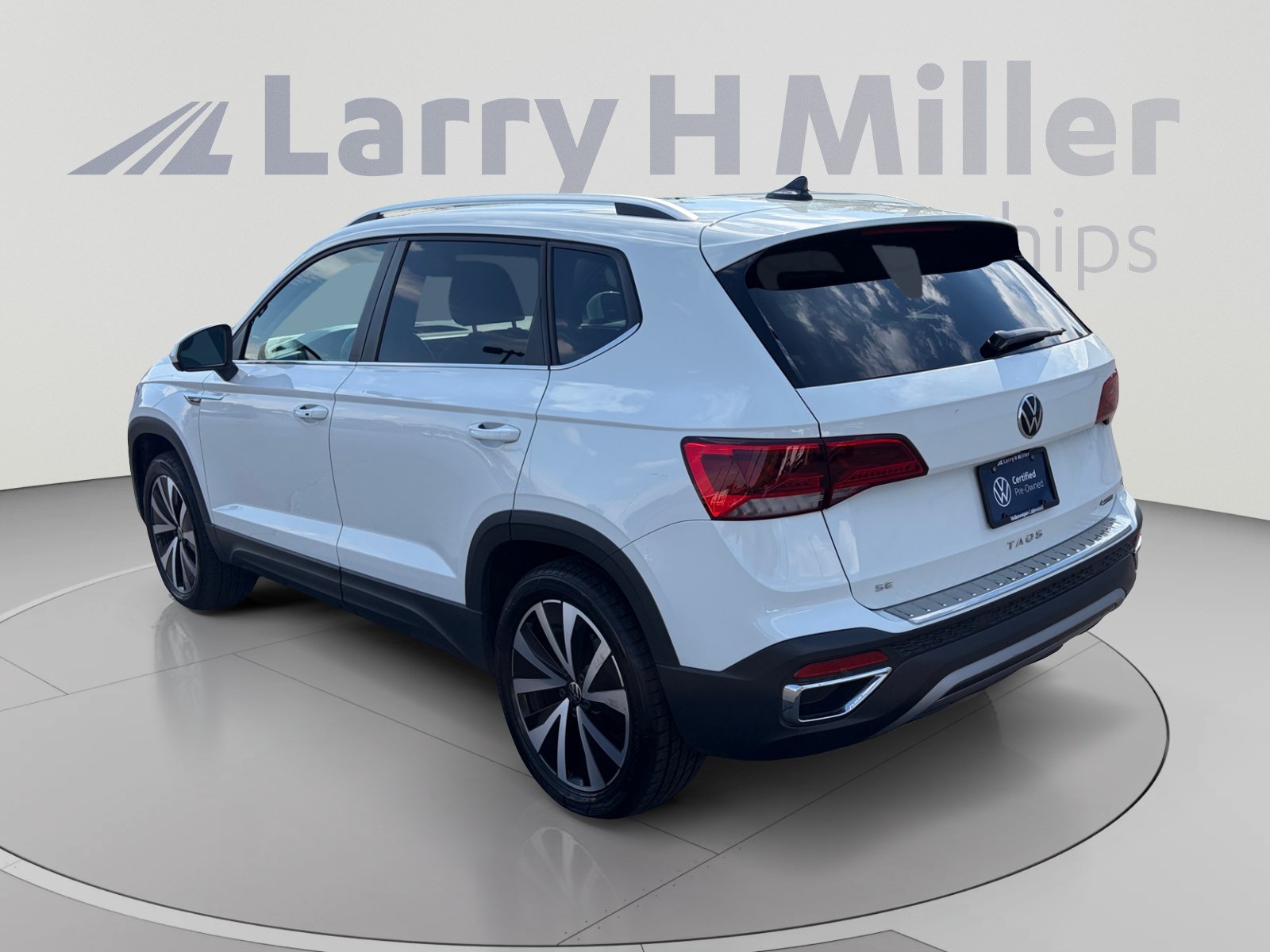 Used 2023 Volkswagen Taos SE w/ Panoramic Sunroof Package AWD/4WD image 3
