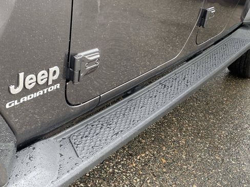 Used 2022 Jeep Gladiator Overland w/ Cold Weather Group AWD/4WD image 11