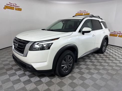 Certified 2024 Nissan Pathfinder SV FWD image 1