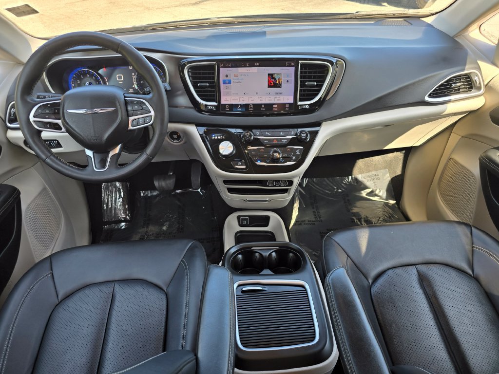 Used 2024 Chrysler Pacifica Touring-L FWD image 5